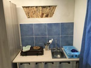 blat kuchenny ze zlewem i niebieskimi płytkami w obiekcie Cortile Azzurro w Trapani +34 zdjęcia