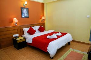 Llit o llits en una habitació de Hotel Silver Oaks Inn