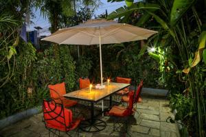 Jardí fora de Hotel Silver Oaks Inn