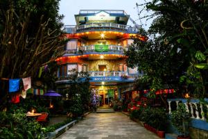 ein Gebäude mit einem Gehweg davor in der Unterkunft Hotel Silver Oaks Inn in Pokhara