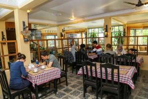 Restaurant o un lloc per menjar a Hotel Silver Oaks Inn