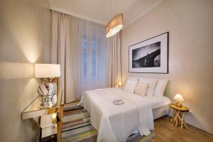 Postel nebo postele na pokoji v ubytování Luxurious Apartments Ujezd