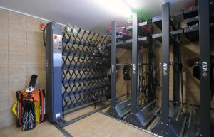 Posilňovňa alebo fitness centrum v ubytovaní Dziki Apartament Panorama Gór, Duży Taras z Widokiem na Góry