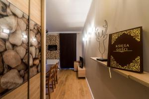 Televízia a/alebo spoločenská miestnosť v ubytovaní Dziki Apartament Panorama Gór, Duży Taras z Widokiem na Góry