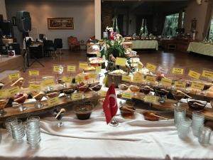 een buffet met eten op een tafel in een kamer bij Riva's Club Hotel in Polonezkoy