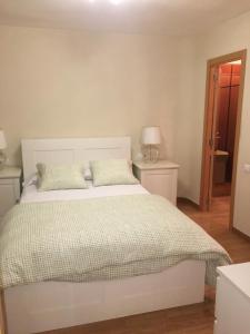 バレンシアにあるAPARTAMENTO CENTRICO PARKING - WIFiのベッドルーム1室(白いベッド1台、ナイトスタンド2台付)