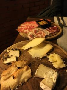 un piatto di formaggio e pizza su un tavolo di Agriturismo Colle Maiano a Vietri
