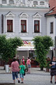 eine Gruppe von Personen, die vor einem Gebäude stehen in der Unterkunft Hotel City Pisek in Písek