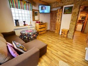 salon z kanapą i stołem w obiekcie Uroczysko w Brennie