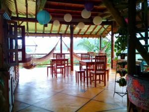 Recanto Ipê Amarelo في باراتي: مطعم فيه كراسي وطاولة في الغرفة