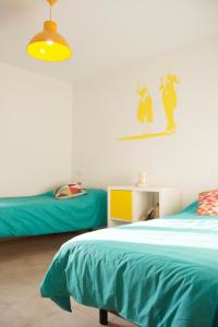 Schlafzimmer mit einem Bett mit blauer Decke in der Unterkunft La Panera del Carbain in Soto del Barco