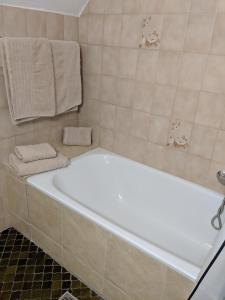 a white bath tub in a bathroom with towels at Hotel Sonne29 in Ebermannstadt