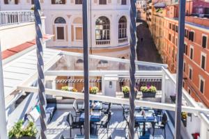 ローマにあるRelais Trevi 95 Boutique Hotelのテーブルと椅子が備わるバルコニーから景色を望めます。