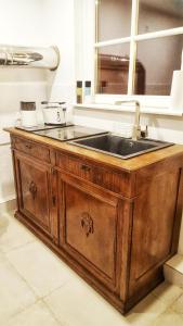 ブレーメンにあるBremen Apartments Nath Schnoorの鏡付きキッチン(木製シンク付)