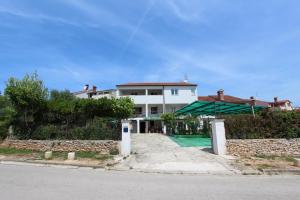 duży biały dom z basenem przed nim w obiekcie Apartments Palaziol w Rovinj