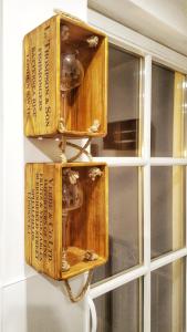 ブレーメンにあるBremen Apartments Nath Schnoorの窓際の木箱2箱