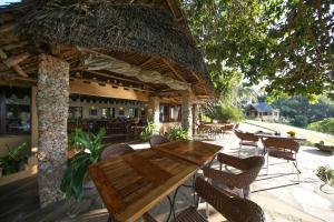 Un restaurant sau alt loc unde se poate mânca la Kinasi Lodge