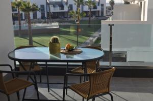 グアルダマル・デル・セグラにあるOasis Beach Alicanteのテーブル(椅子付)、テーブル(果物付)