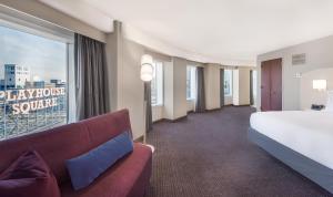 克利夫蘭的住宿－克里夫蘭劇場廣場皇冠假日酒店，酒店客房设有一张大床和一张沙发。