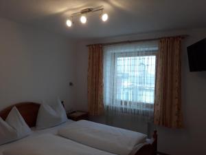 オーベルンドルフ・イン・チロルにあるPension Alpenroseのベッドルーム1室(ベッド2台、窓付)