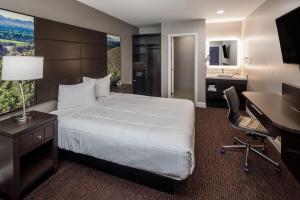 Una cama o camas en una habitación de Vallejo Inn