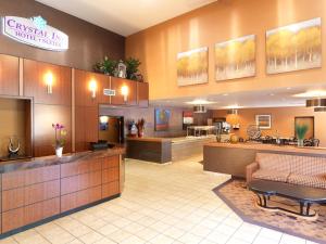 a lobby of a hospital with a waiting room at Crystal Inn Hotel & Suites - Midvalley in Murray