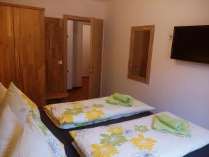 Un pat sau paturi într-o cameră la Appartment Stroblhof