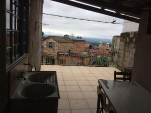 a kitchen with a sink and a view of a building at Casa da Pirâmide in São Thomé das Letras