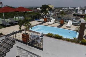 Bazén v ubytování Hotel Bachue nebo v jeho okolí