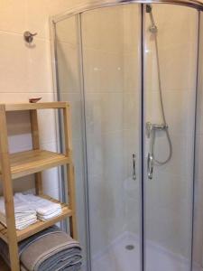 uma casa de banho com uma cabina de duche em vidro em apartamento no Porto