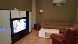 ein Wohnzimmer mit einem TV und einem Sofa in der Unterkunft apartament in Posen