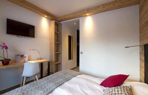 Postel nebo postele na pokoji v ubytování Hotel Les Mélèzes