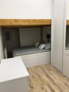 sypialnia z łóżkiem na podwyższeniu w obiekcie Manyi Apartman w Debreczynie