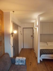 シャンポルクにあるMonolocale Monterosaのベッド1台とクローゼットが備わる小さな客室です。
