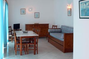 a living room with a table and a couch at Villas King's in Albufeira