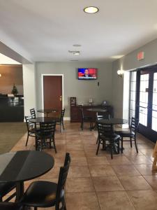 TV a/nebo společenská místnost v ubytování Belvedere Inn Schenectady - Albany