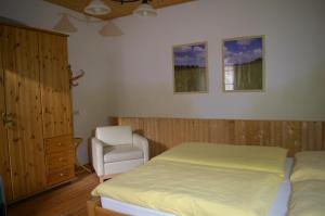 Un pat sau paturi într-o cameră la Ferienwohnung zum Kapuziner