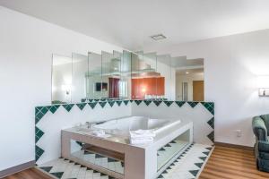 Motel 6-Barkeyville, PA في Barkeyville: حمام مع حوض ومرآة
