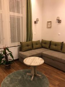 - un salon avec un canapé et une table dans l'établissement All In Apartman II., à Budapest