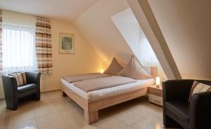 Un pat sau paturi într-o cameră la Gästehaus Alexanderhof