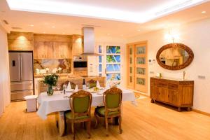 Una cocina con una mesa y sillas en una habitación. en Eco Geo Sol, en Lloret de Mar