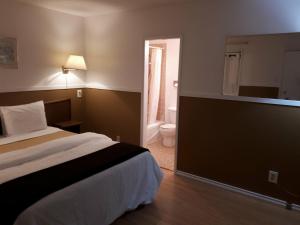 Letto o letti in una camera di Falcon Nest Motel