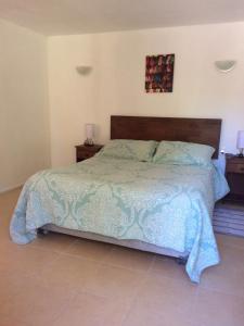 1 dormitorio con 1 cama con cabecero de madera en Cabañas Pichares, en Caburgua