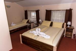 Кровать или кровати в номере Zajazd Avangarda