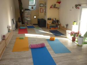 una habitación con un montón de esterillas de yoga en el suelo en Chante-Cristal, en Target