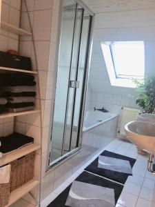 Kylpyhuone majoituspaikassa Appartment Döllinger Messe Fränkisches Seenland