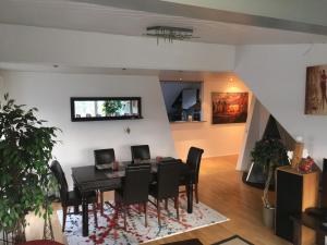 a dining room with a table and chairs at Appartment Döllinger Messe Fränkisches Seenland in Schwabach