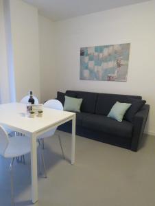 アッサーゴにあるAssago Forum Apartmentのリビングルーム(白いテーブル、ソファ付)