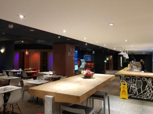 利兹中心马尔堡街宜必思酒店餐厅或其他用餐的地方