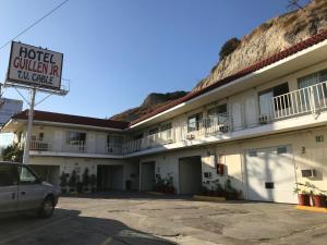 un hotel con un cartel frente a un edificio en Hotel Guillen Jr en Tijuana